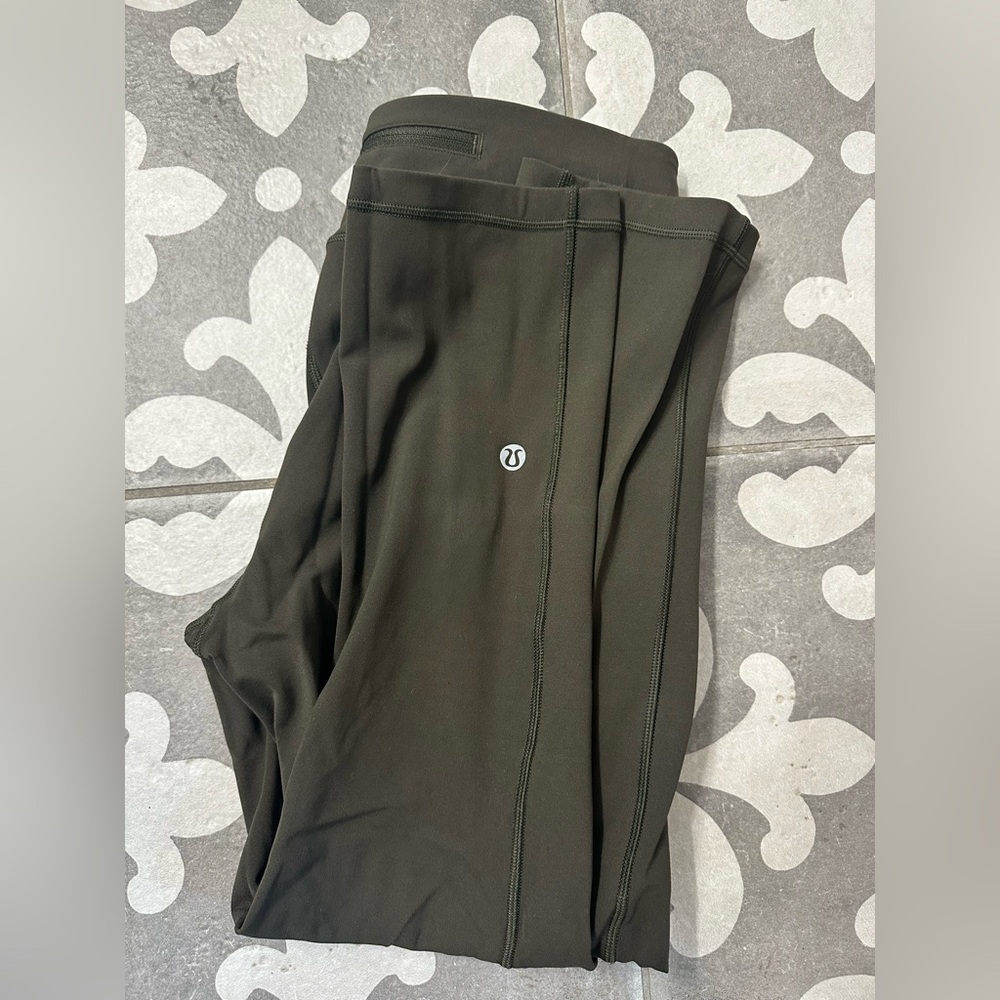 Lululemon speed up crop 21”
Size 6
EUC